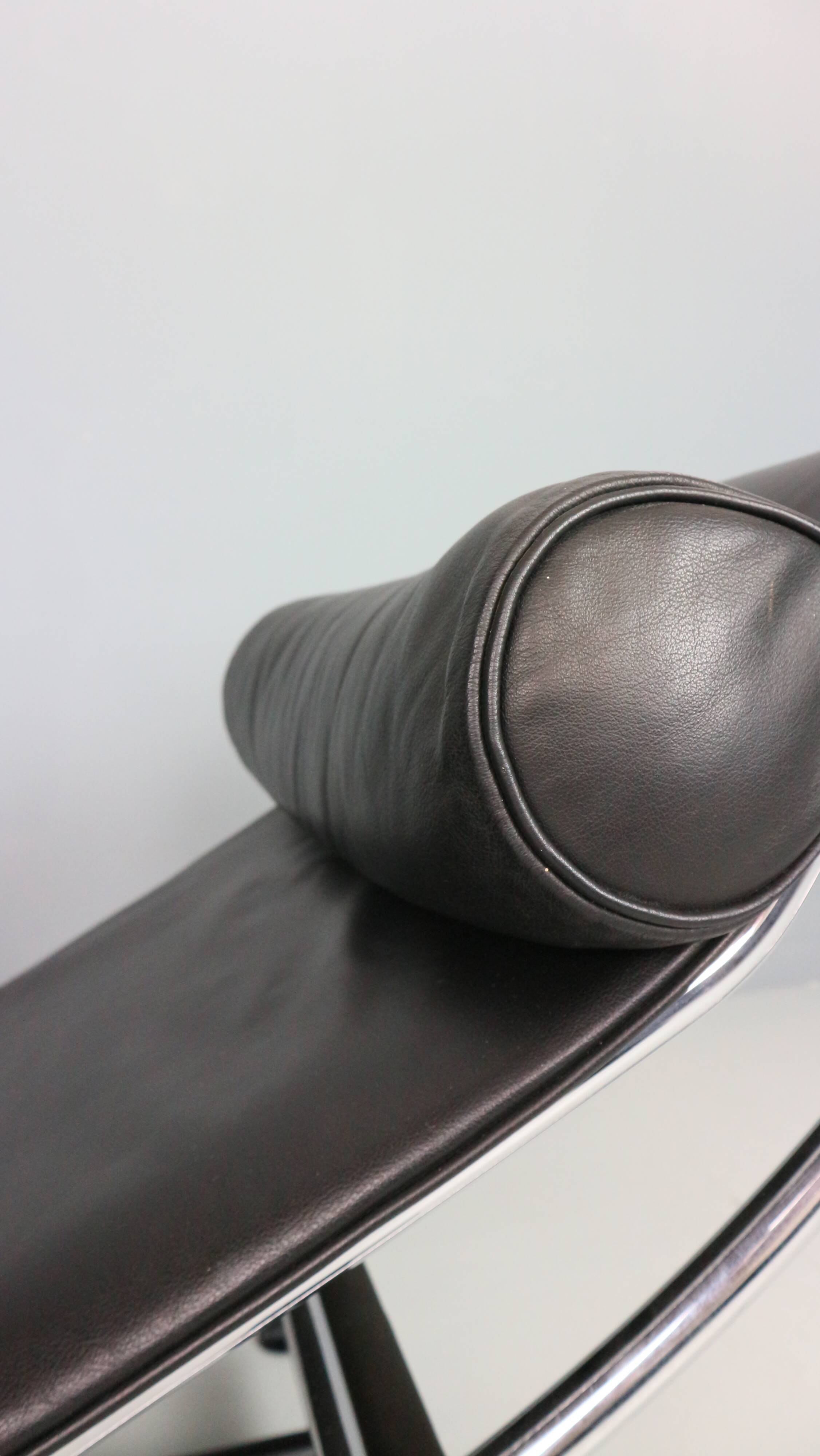 Chaise longue LC4 en cuir noir par Le Corbusier pour Cassina, années 1980