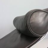 Chaise longue LC4 en cuir noir par Le Corbusier pour Cassina, années 1980