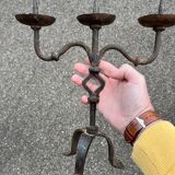 Paire d’anciens bougeoirs en fer forgé brutaliste pique cierge