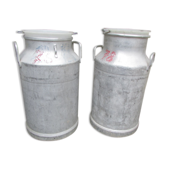 Pair of farm milk pots, aluminum cans