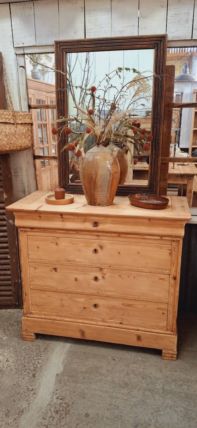 Antique chest of drawers