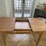 Extendable dining table in solid oak