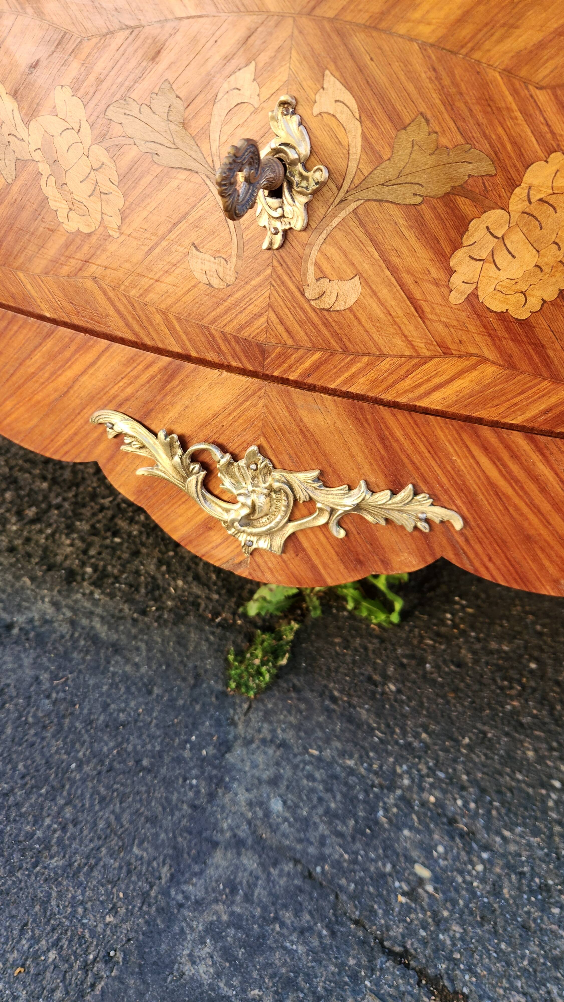 Superbe commode de style Louis XV galbée en marqueterie
