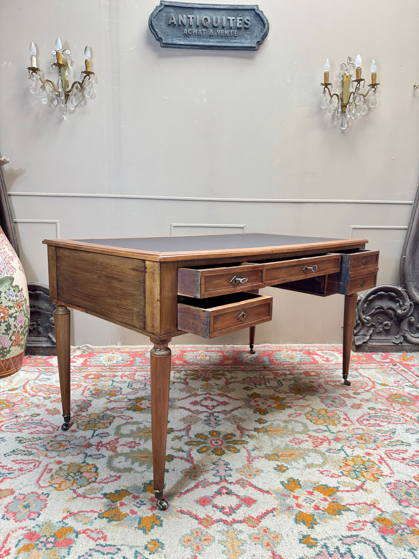 Walnut desk in Directoire style, 19th century.