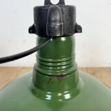 Lampe à suspension industrielle en émail vert, années 1960