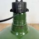 Lampe à suspension industrielle en émail vert, années 1960