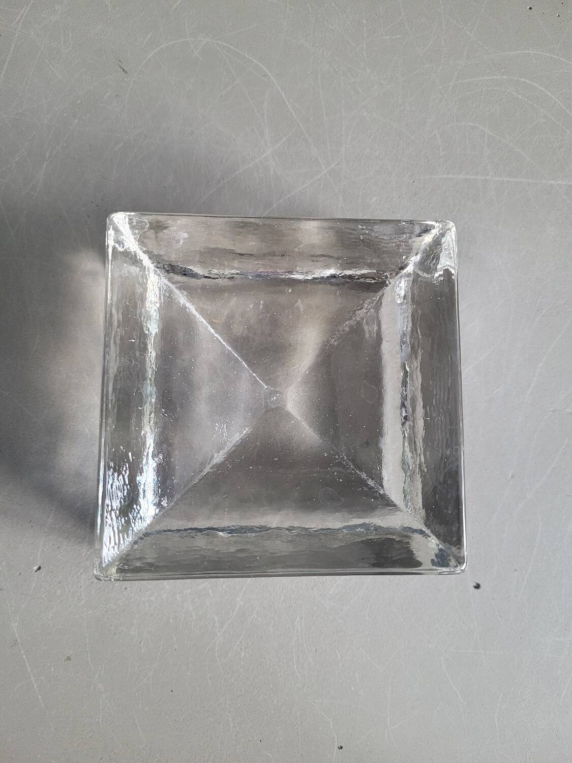 Molded glass pocket emptier