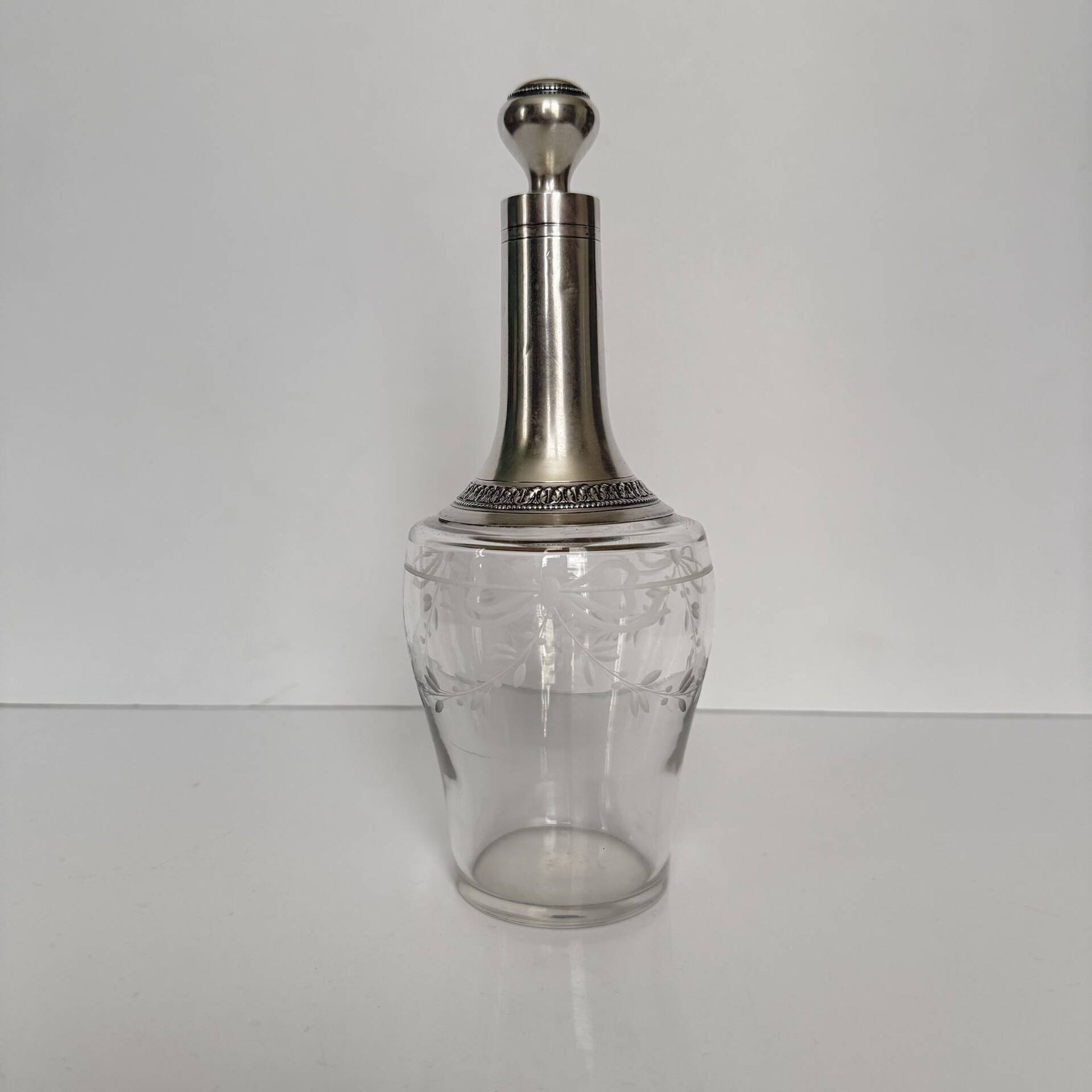 Carafe ancienne en cristal et argent massif – décor rubans et guirlande