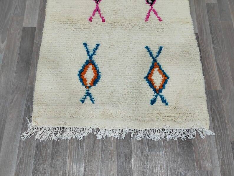 White Berber rug with decoration, 250cm x 150cm