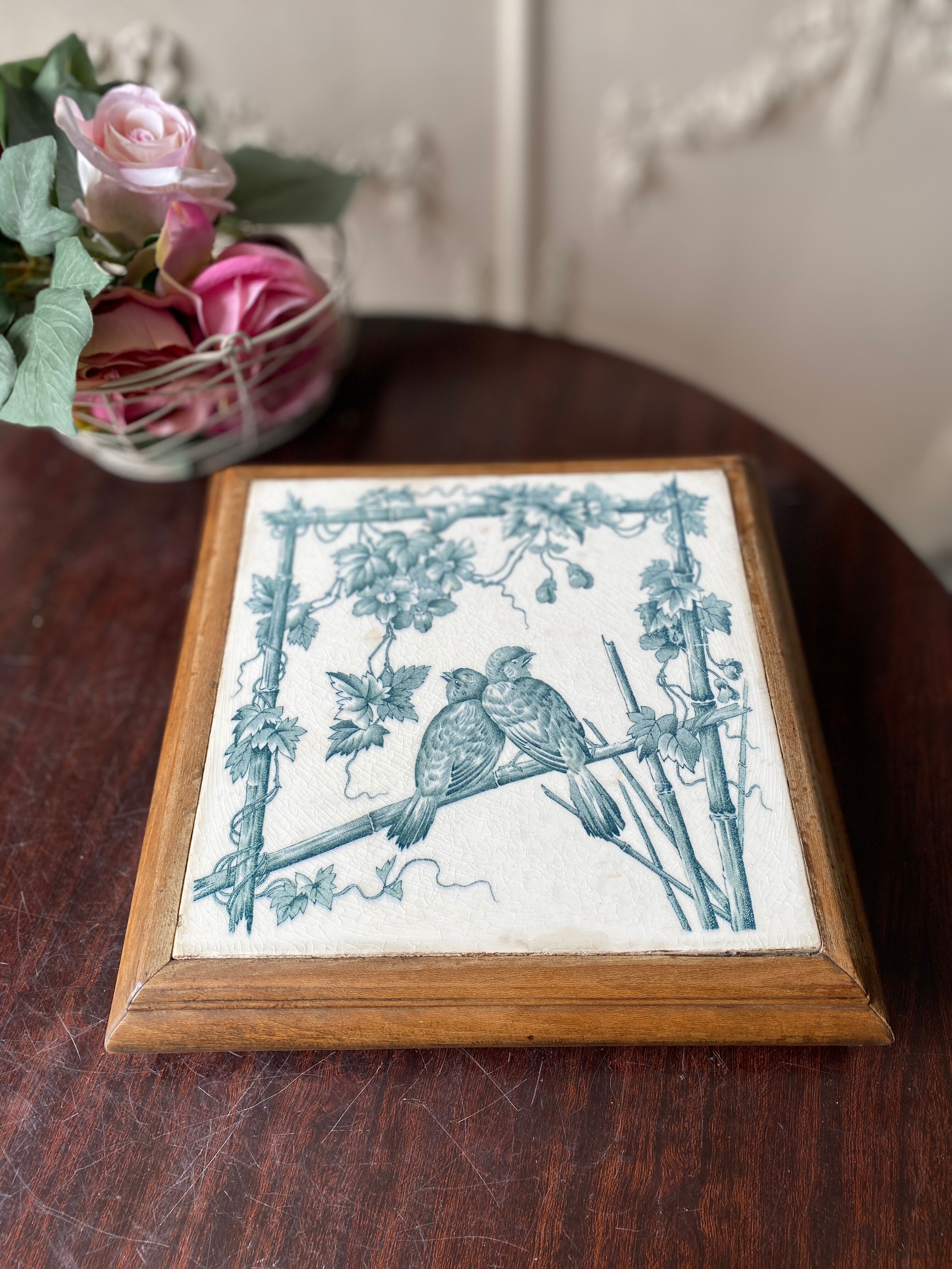 Dessous de plat vintage en bois sur pied et carreau en faïence