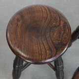 Ensemble de deux tabourets Windsor anglais anciens et intemporels du XVIIIe siècle, présentant une superbe patine.