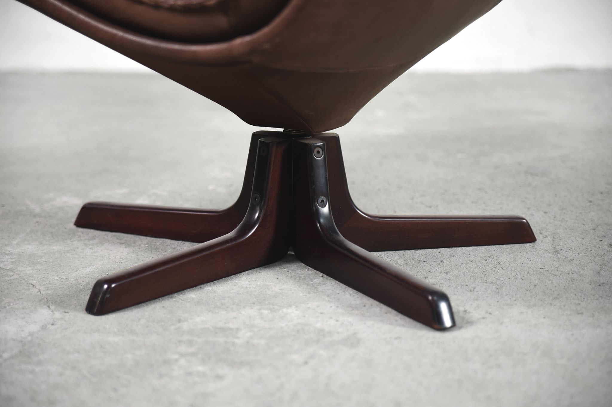 Danish patinated leather adjustable easy chair and ottoman by Berg Furniture, 1970s