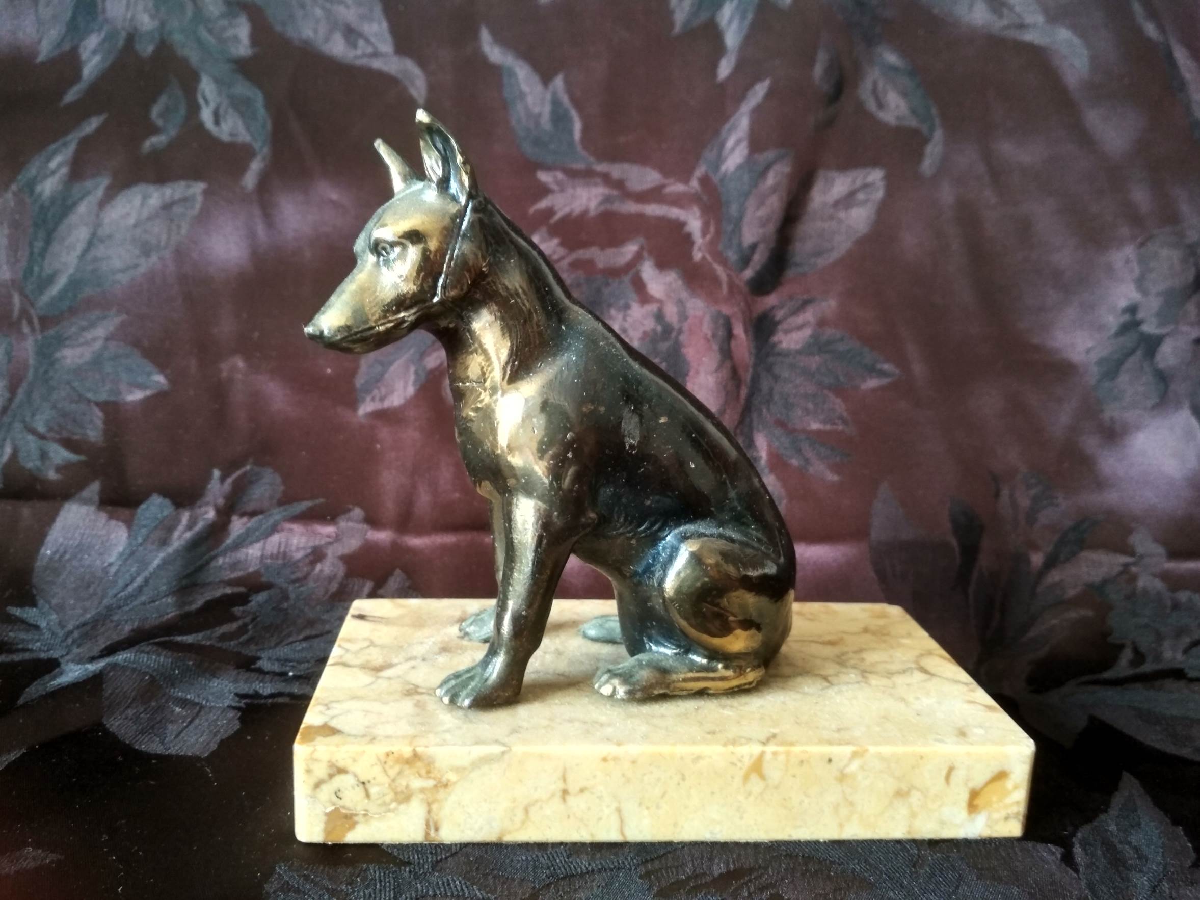 Greenhouse book dog sculpture regulates on marble slab