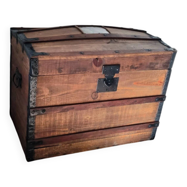 Ancienne malle de voyage bombée