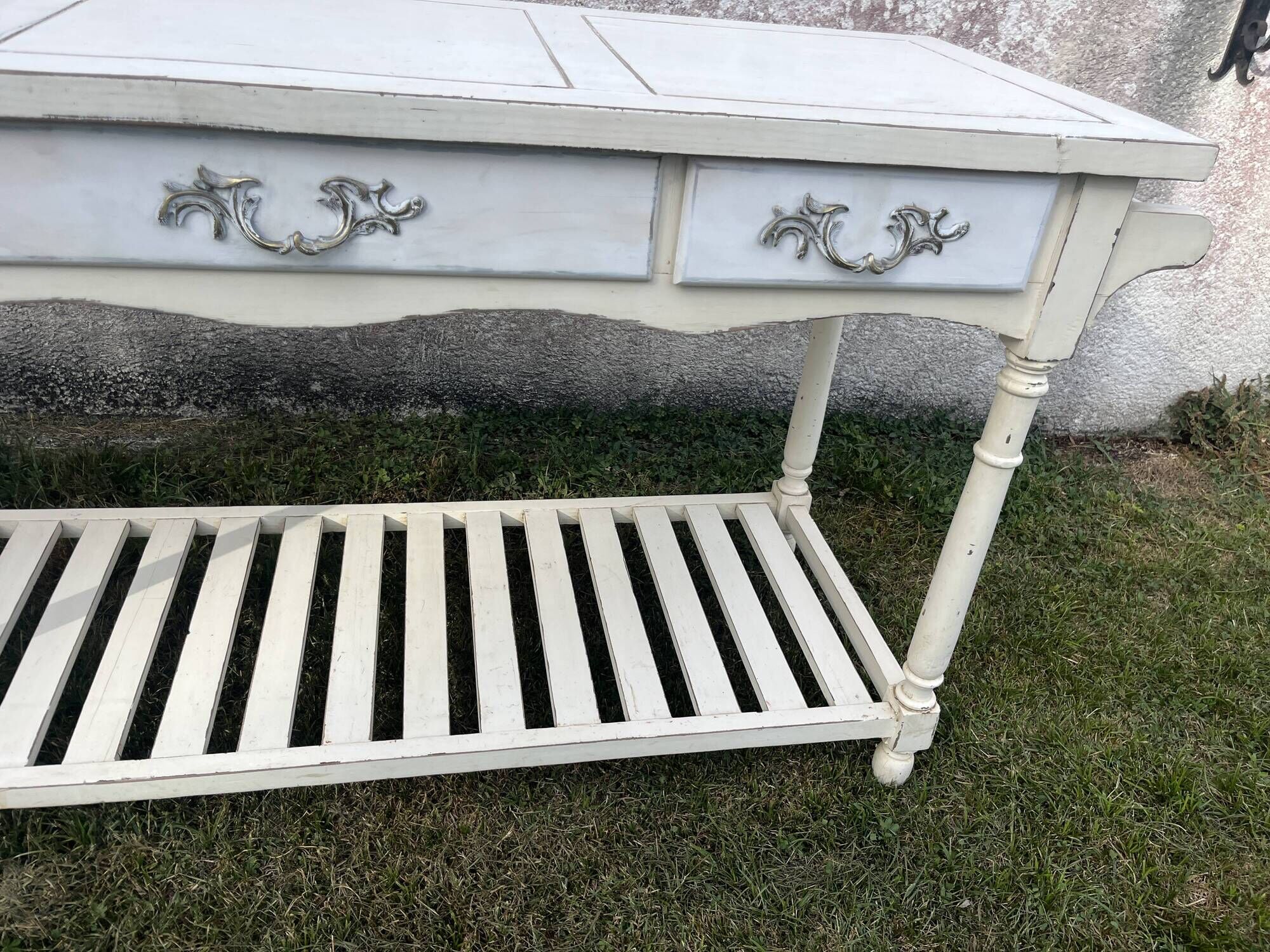 Console in painted wood, off-white patina, 3 drawers, lower shelf.