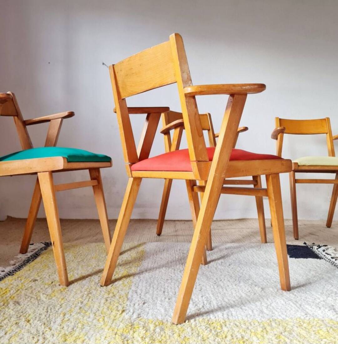 Serie de chaises accoudoirs années 50 assises colorées