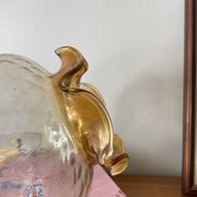 Vintage tulip-shaped portable lamp in transparent glass and gold.
