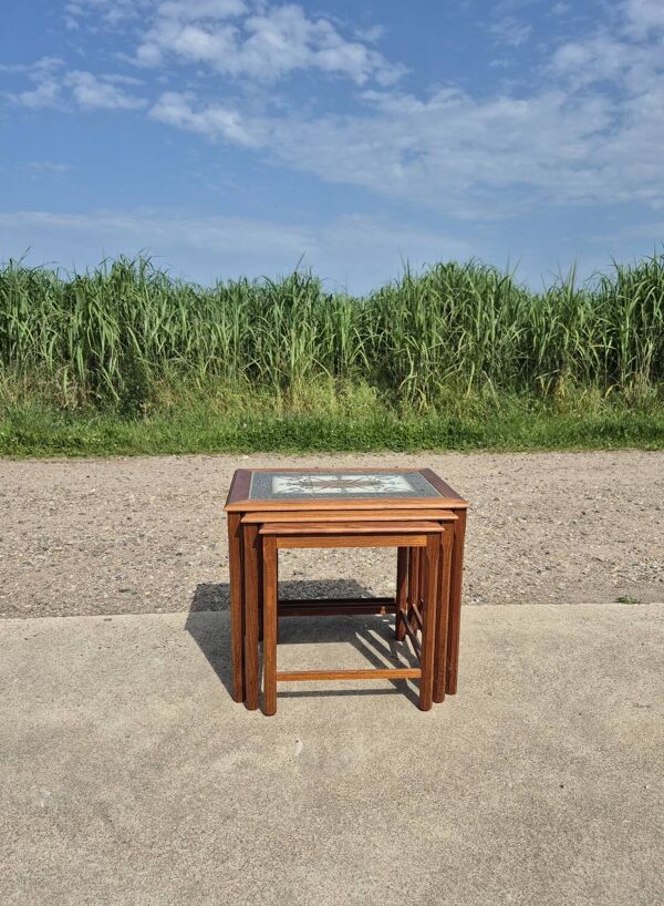 3 tables gigognes danoises vintage en carreaux de céramique et teck