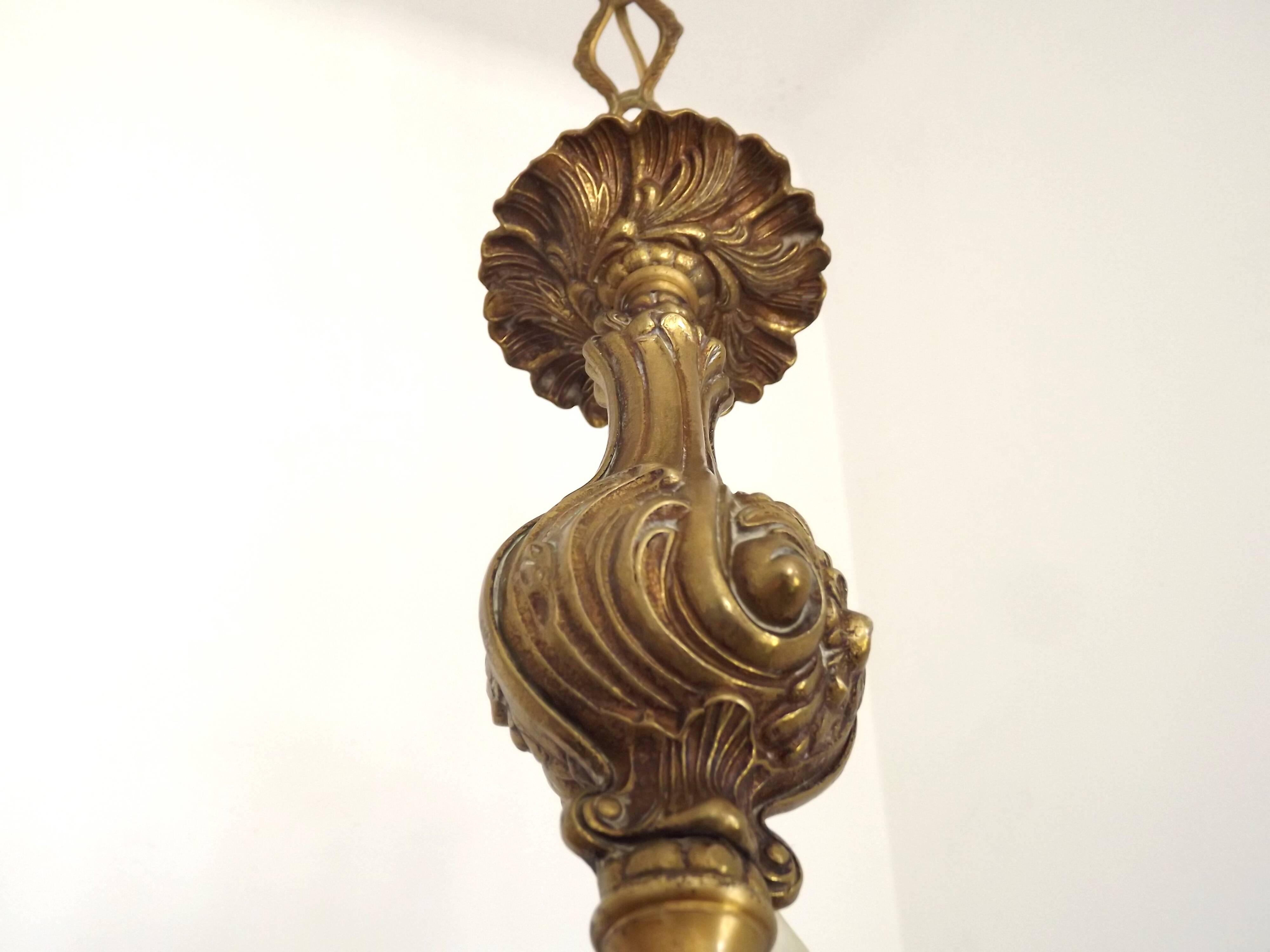 Chandelier en bronze à 3 lumières de style baroque vintage français avec des détails floraux.