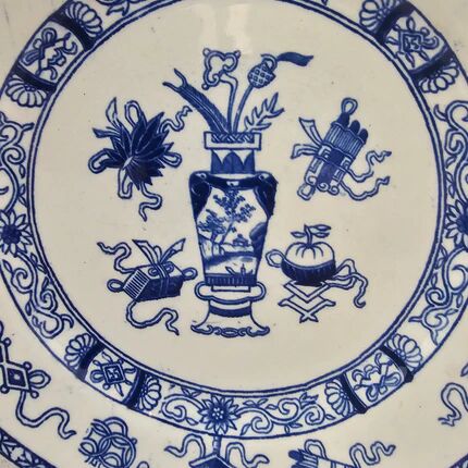 Assiette plate en céramique Société Céramique Maastricht modèle Potiche - Années 1920