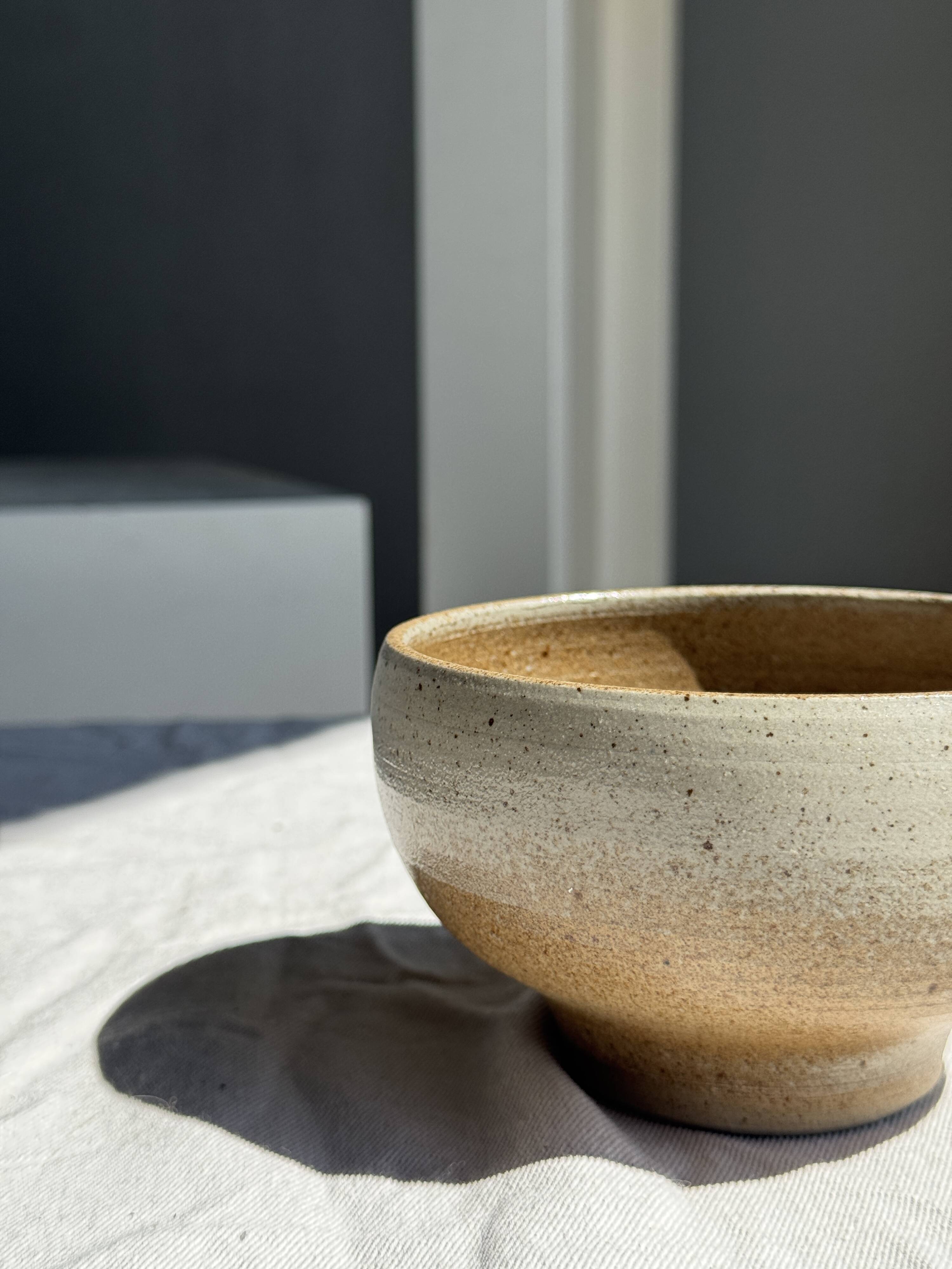 A small speckled grey stoneware bowl D13.5 H8