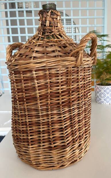 Give me a cylindrical jar with its wicker.