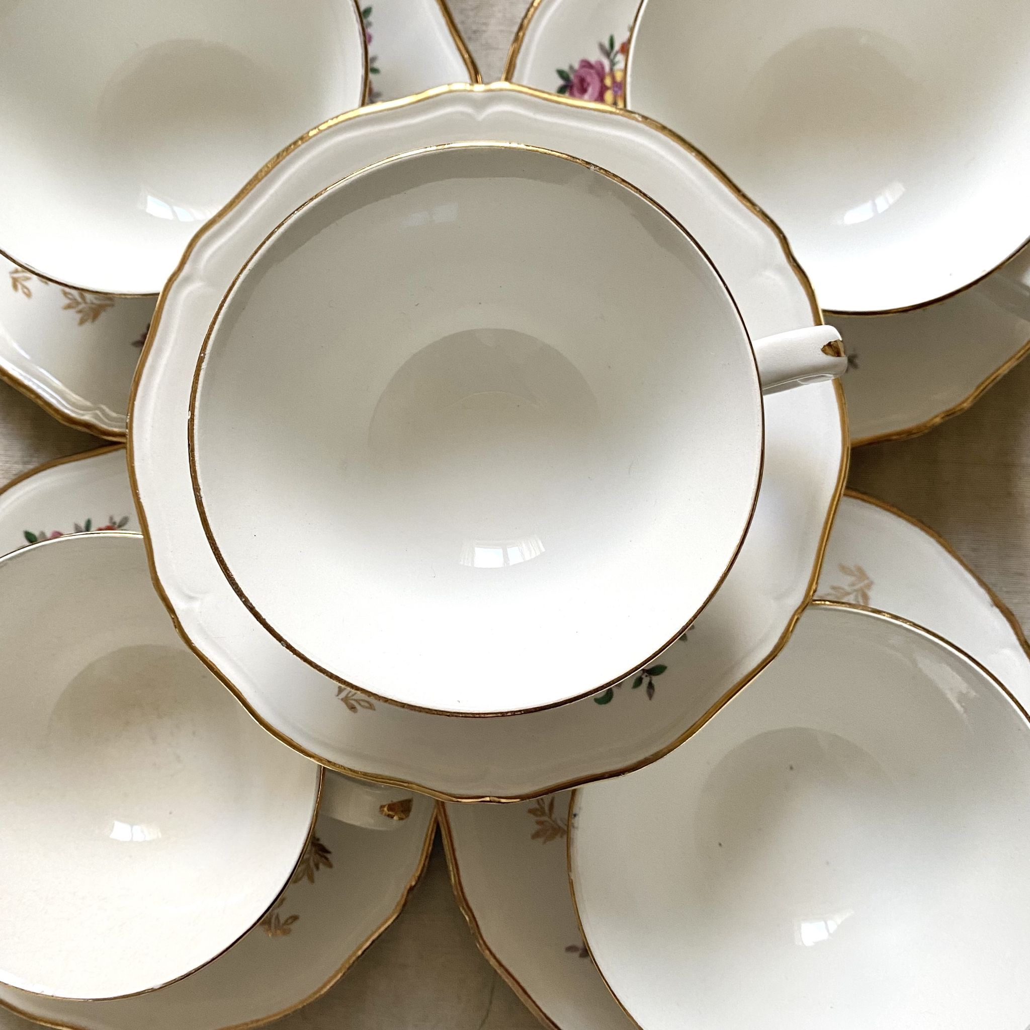 Antique tea set in Amandinoise porcelain