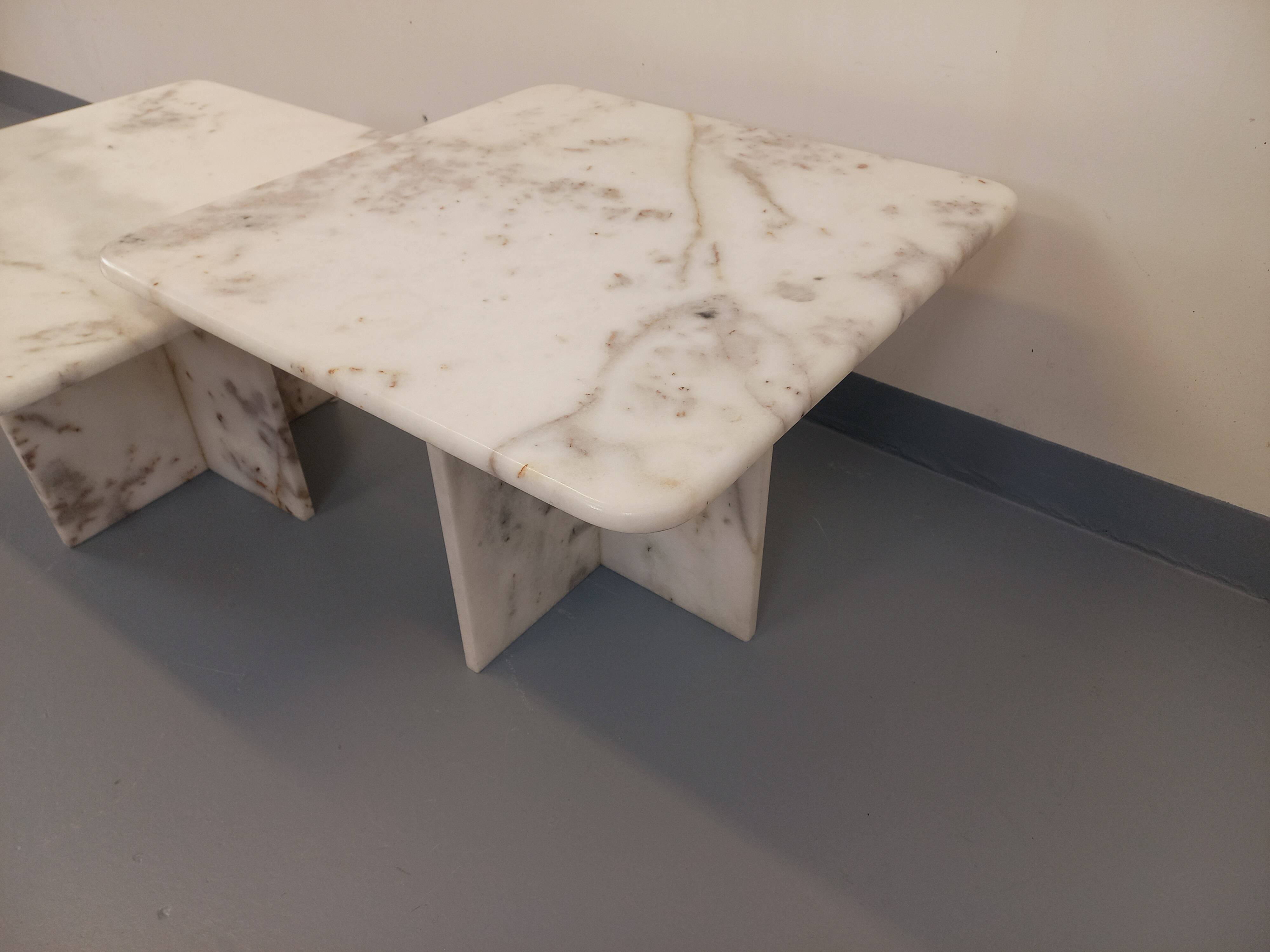 Pair of vintage nesting coffee tables in white marble from the 1970s.
