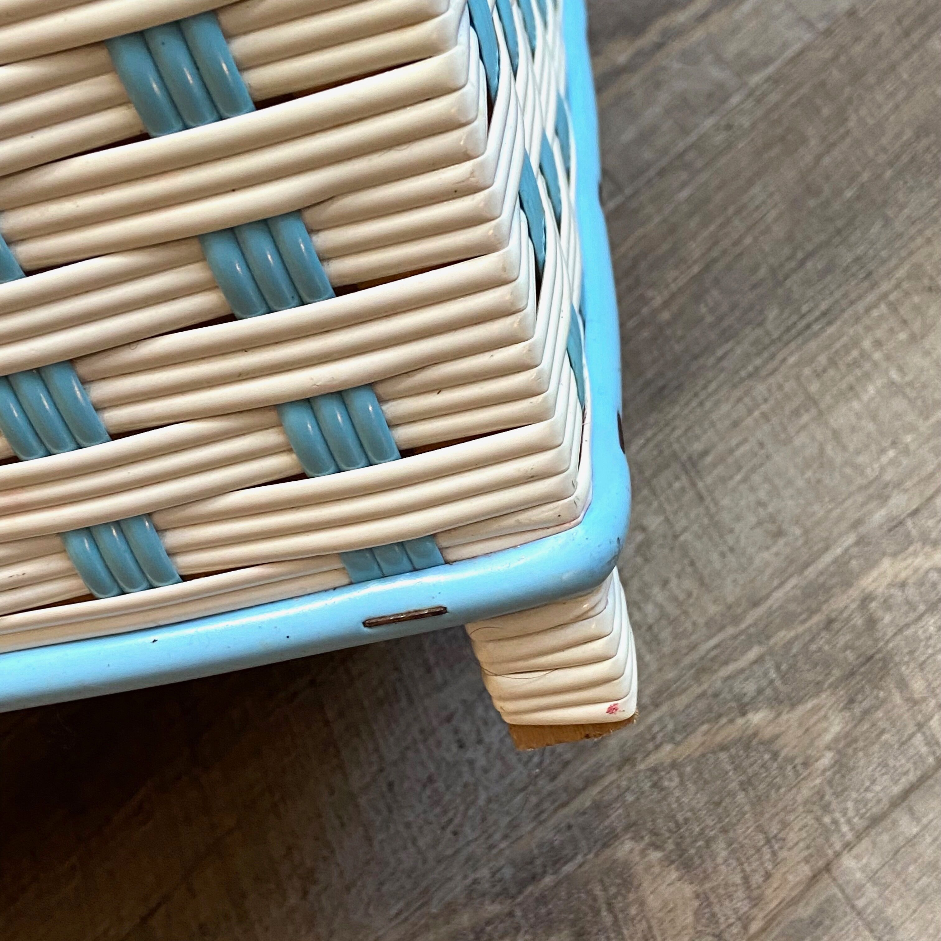 Laundry chest in scoubidou 60s