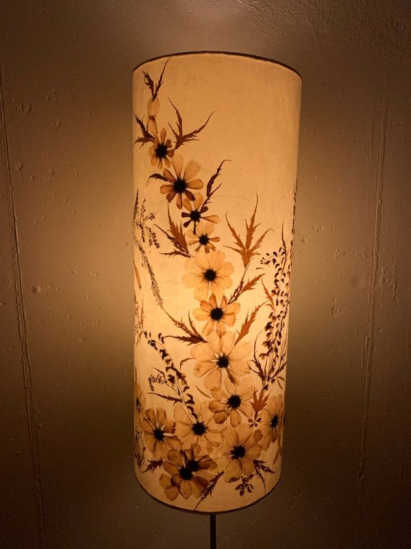 Lampadaire avec abat jour en fleurs séchées