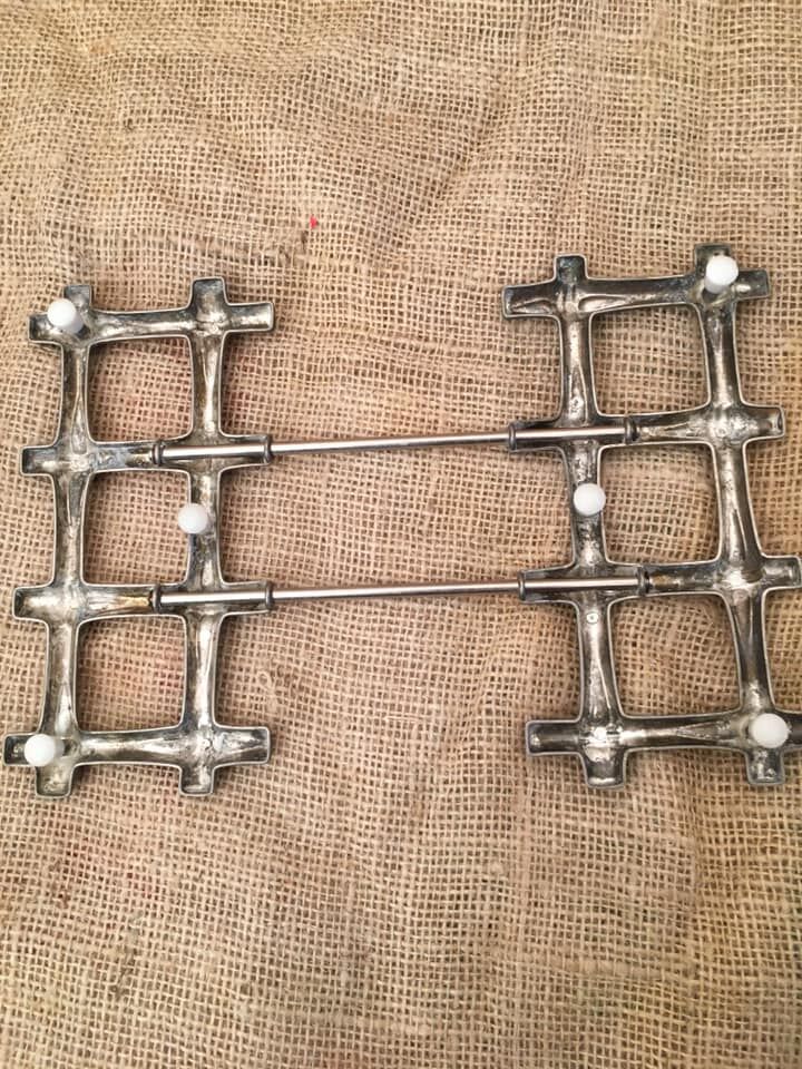 Trivet in finely crafted stretchable metal
