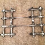 Trivet in finely crafted stretchable metal