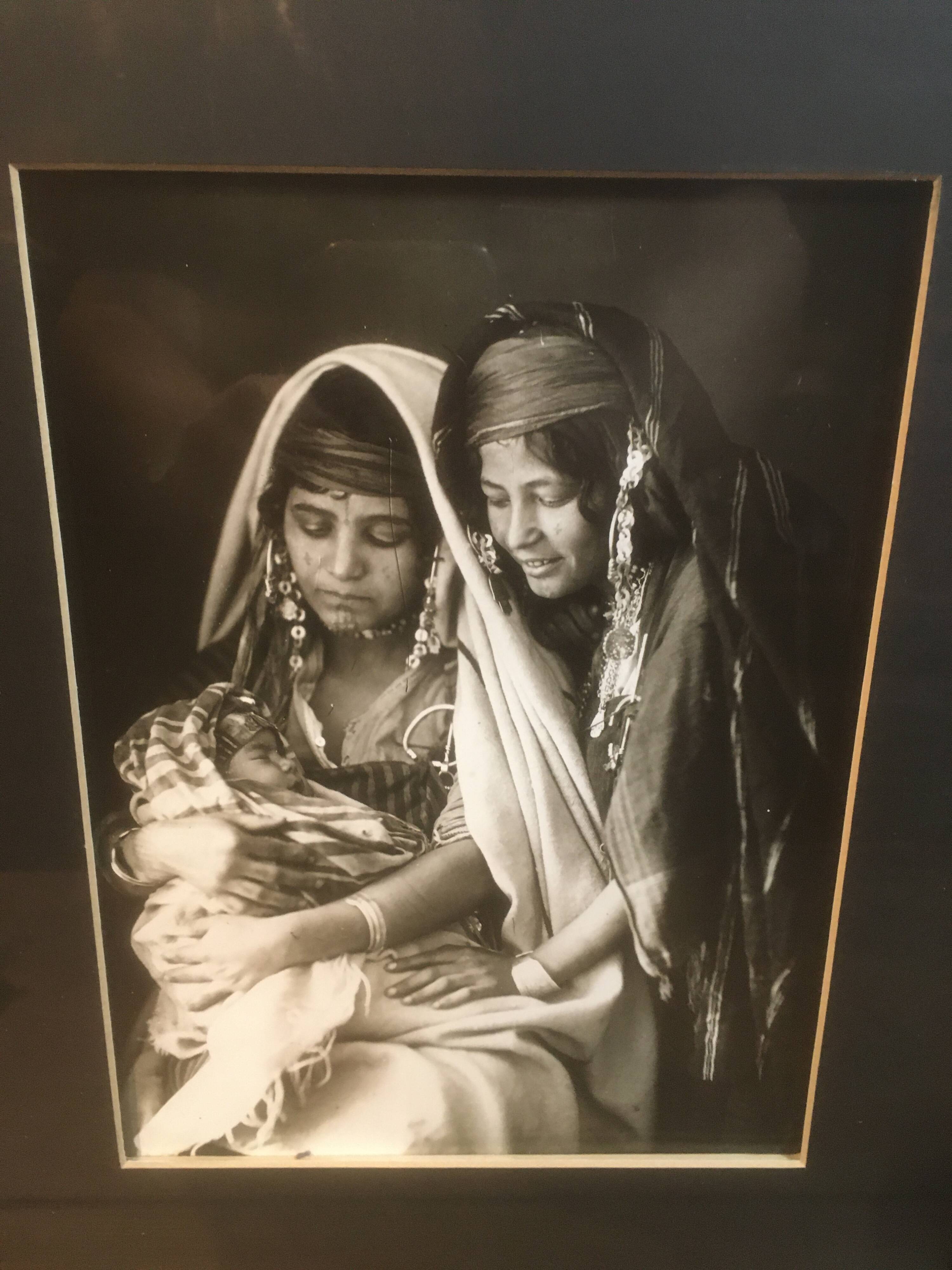 Framed photo "The young mother" (Maghreb)