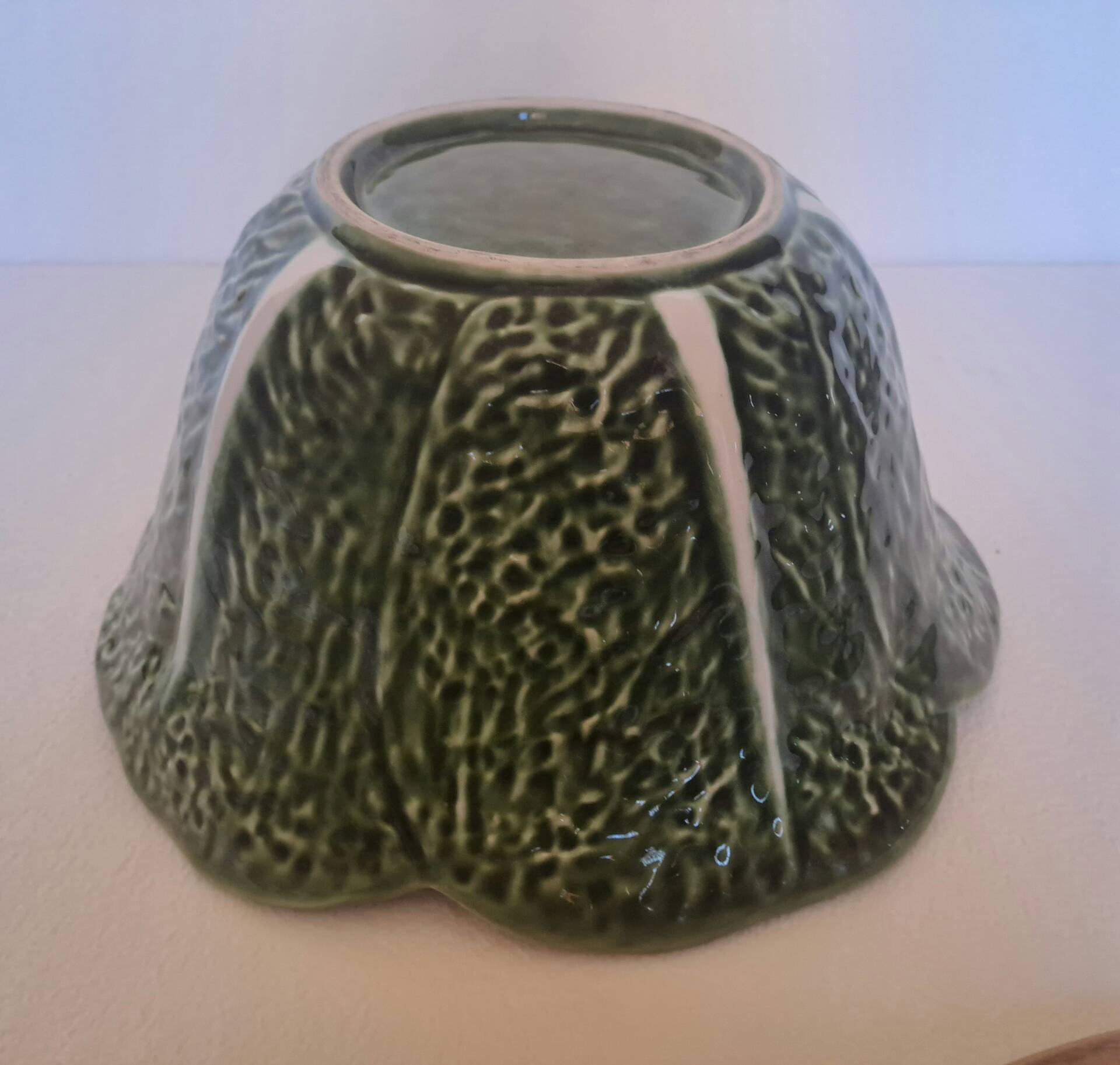 Cabbage bowl and its salad utensils in earthenware