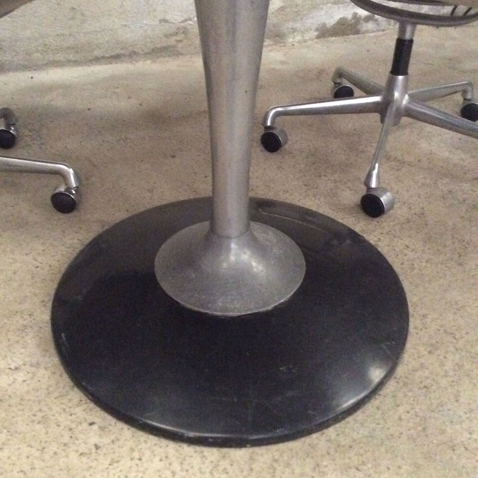 Round dining table foot tulip metal 1970