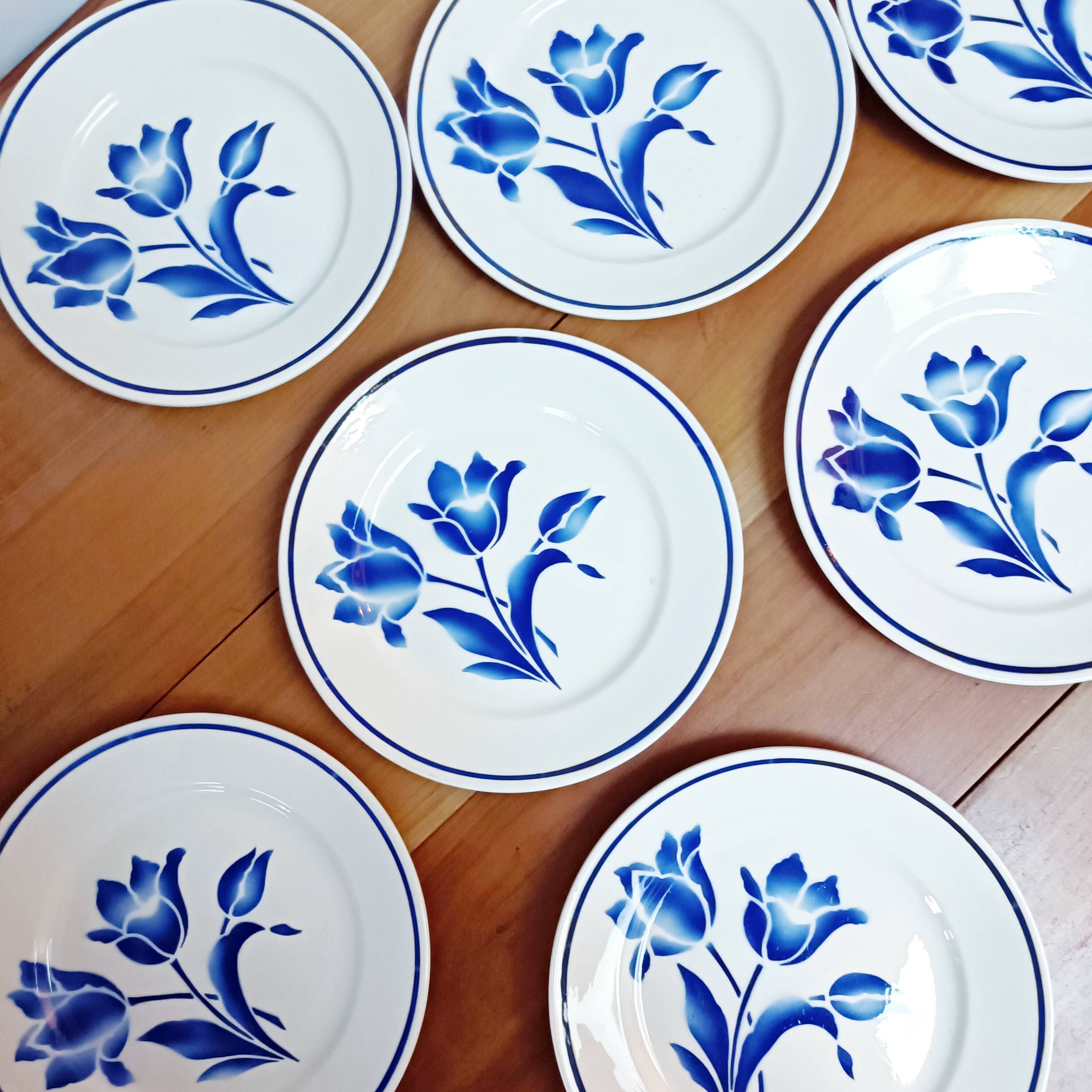 Lot de 8 assiettes plates Badonviller, Brétigny, fleurs bleues