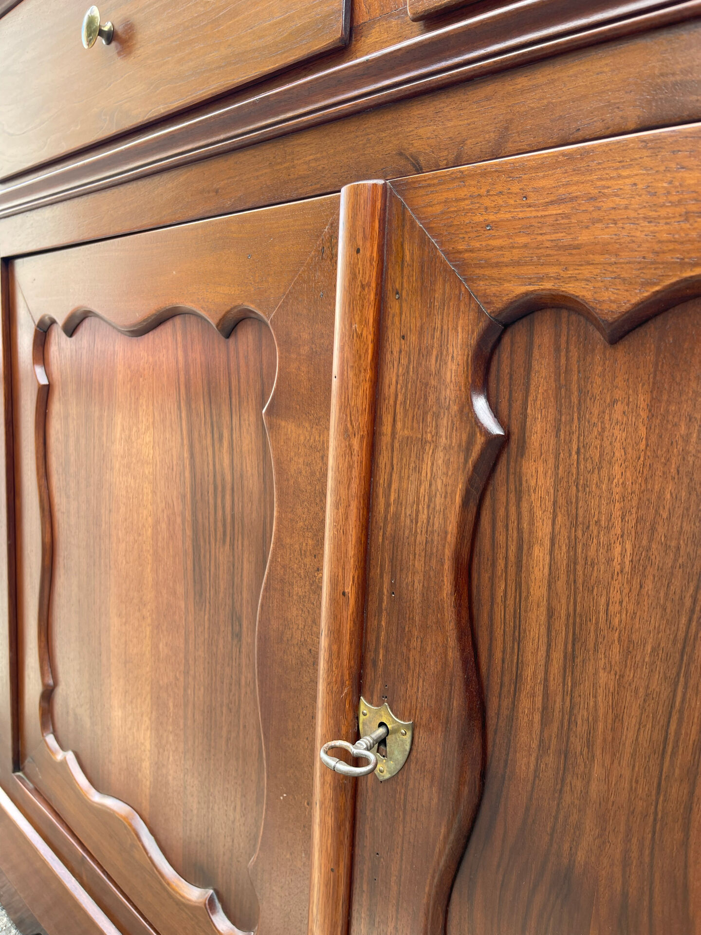 Buffet – Very supportive in solid walnut, quality artisanal work.