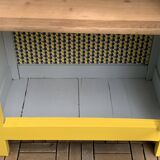 Armoire parisienne bonnetière ancienne jaune poudré.