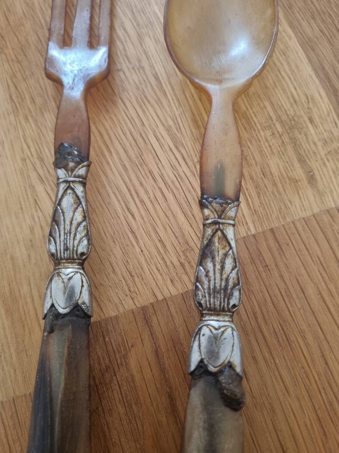 Salad servers