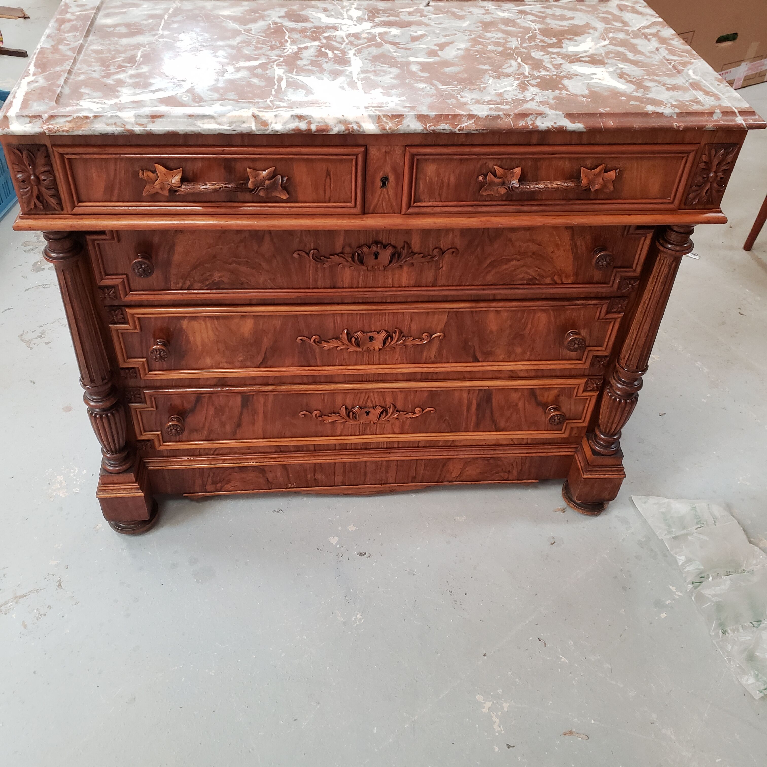 Antique chest of drawers carved in walnut XIX