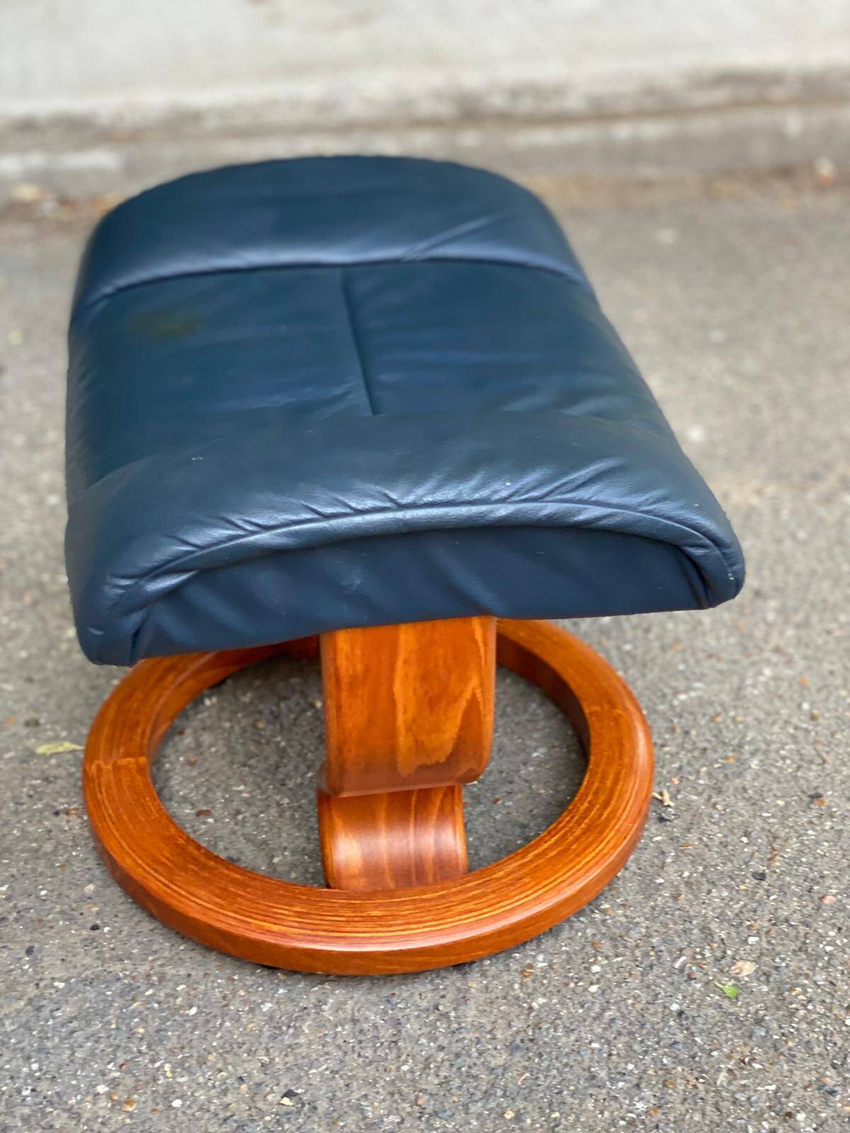 Stressless scandinave en bois massif courbé et cuir bleu
