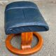 Stressless scandinave en bois massif courbé et cuir bleu