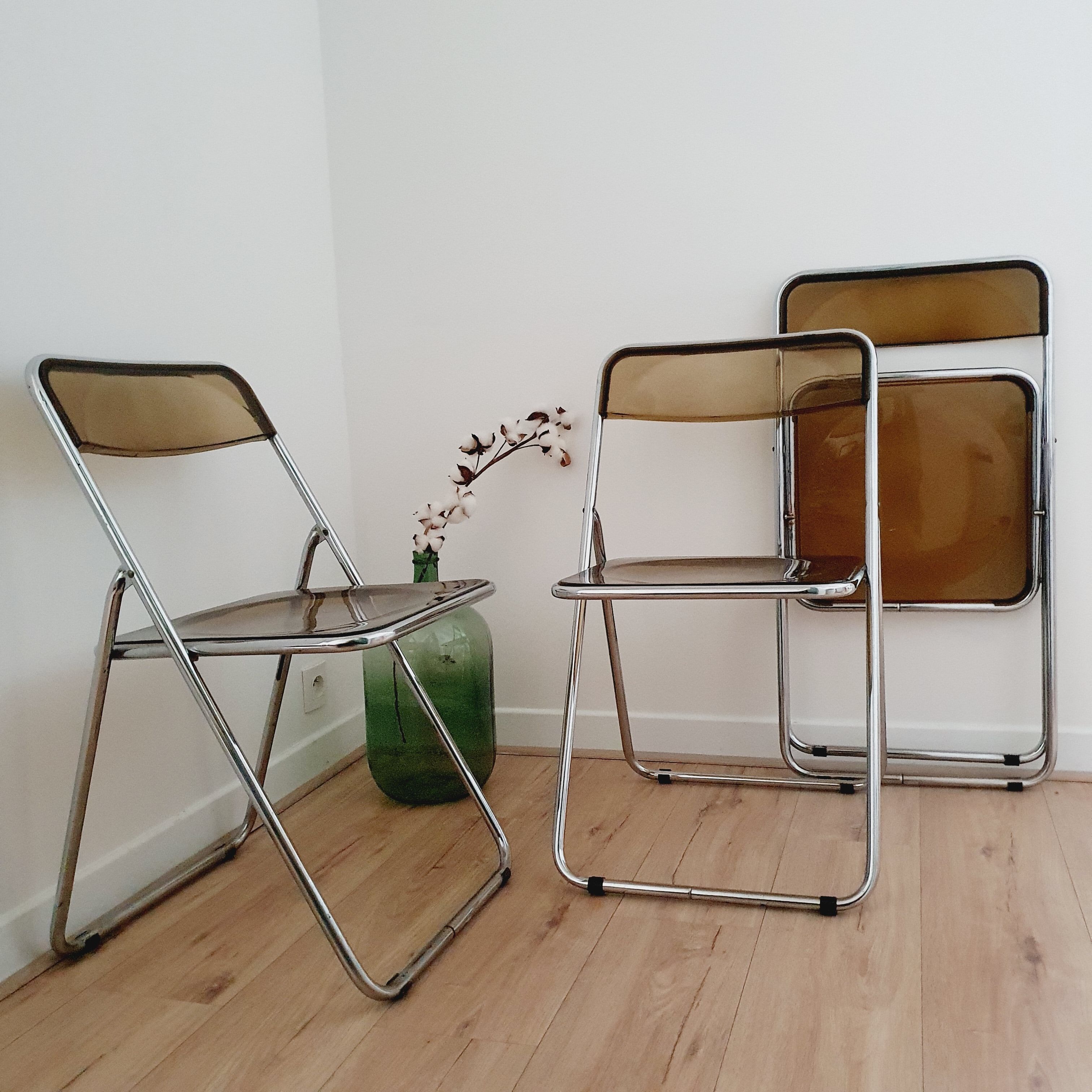 Trio de chaises pliantes en plexiglas