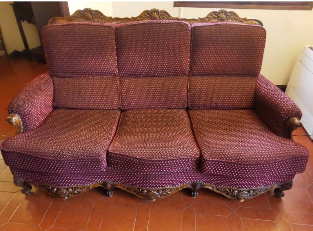 Burgundy velvet canapé bed in Louis XV Regency style.
