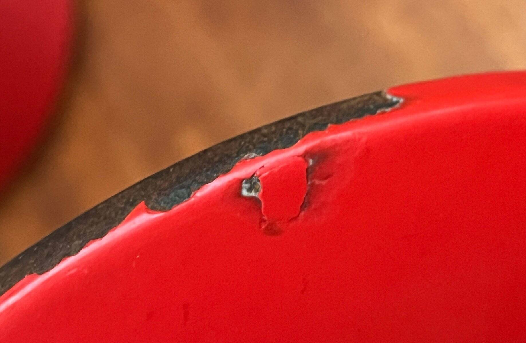 Red enamelled cast iron pot in mid-century style with teak handle by Timo Sarpaneva for Rosenlew of Finland, 1960s.