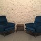 Paire de fauteuils de Guy Besnard en velours bleu