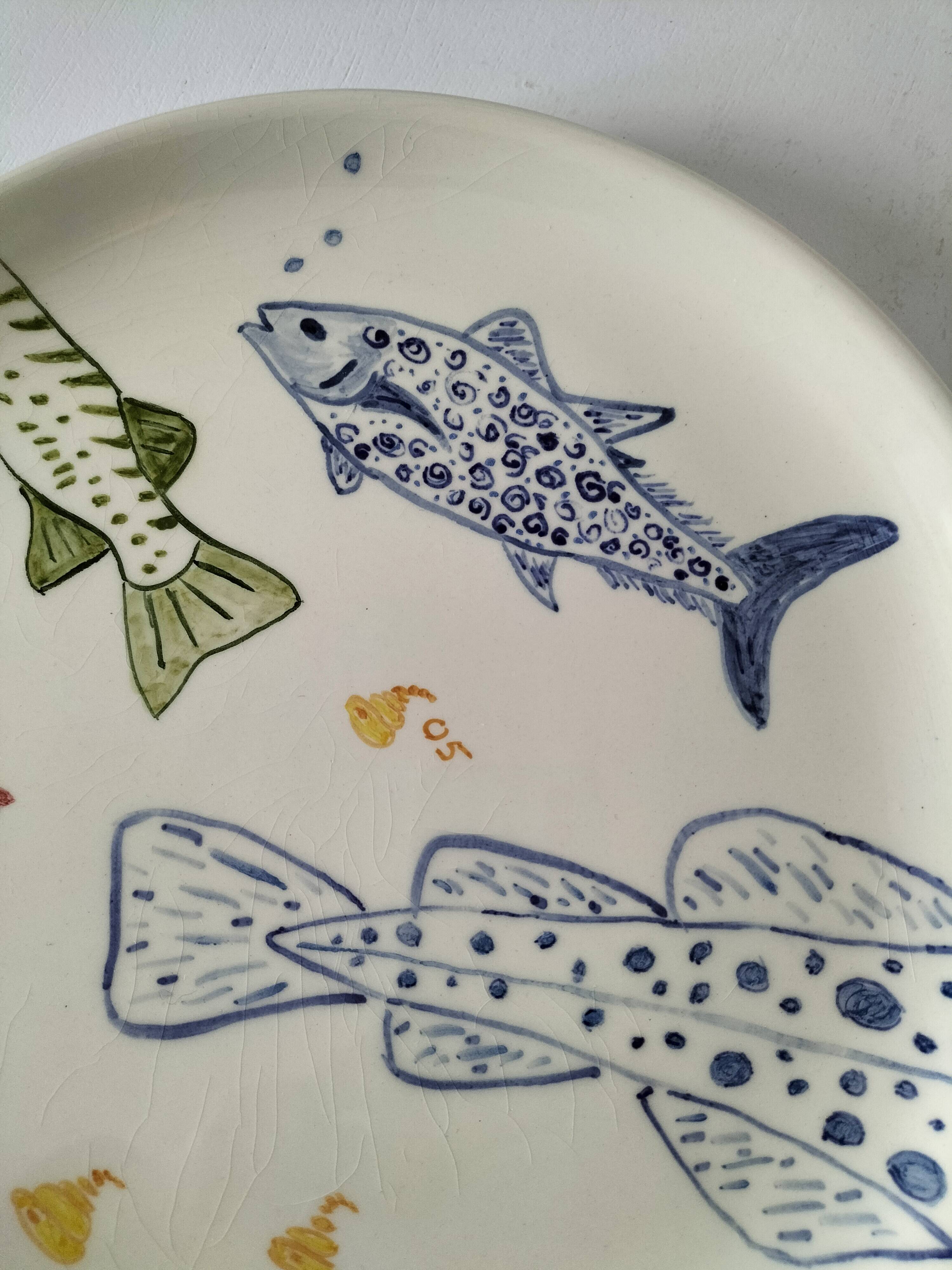 Set of two large ceramic plates – fish "head to tail" design