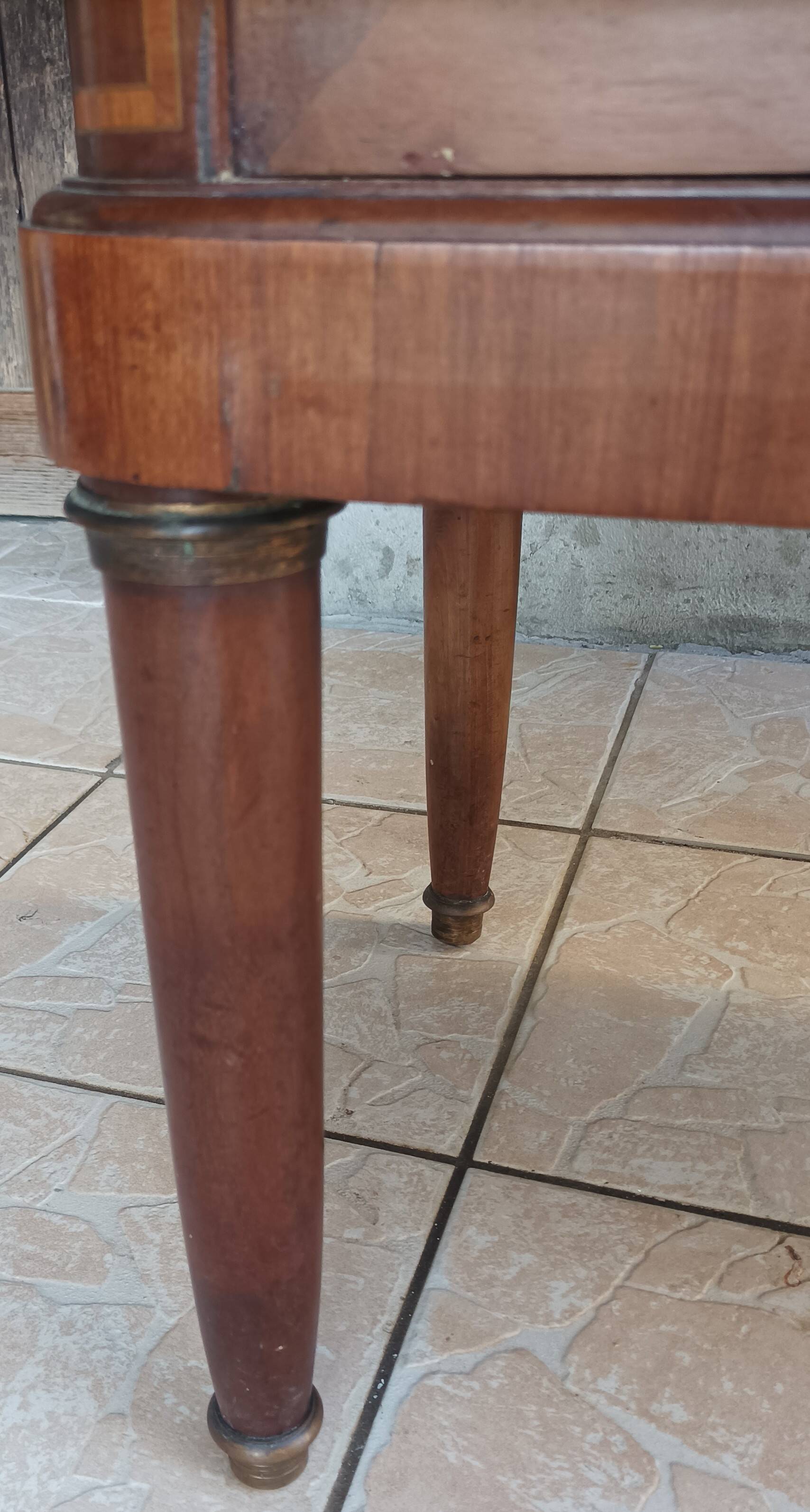 Buffet desserte Louis XVI en placage d'acajou et marqueterie de bois précie