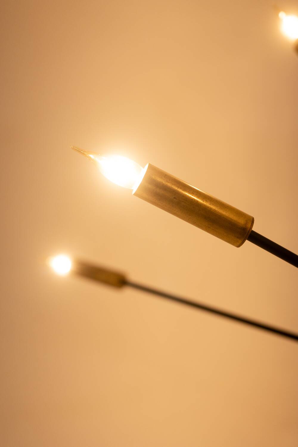 Sputnik-shaped chandelier in patinated gold-plated brass and black lacquer. Contemporary.