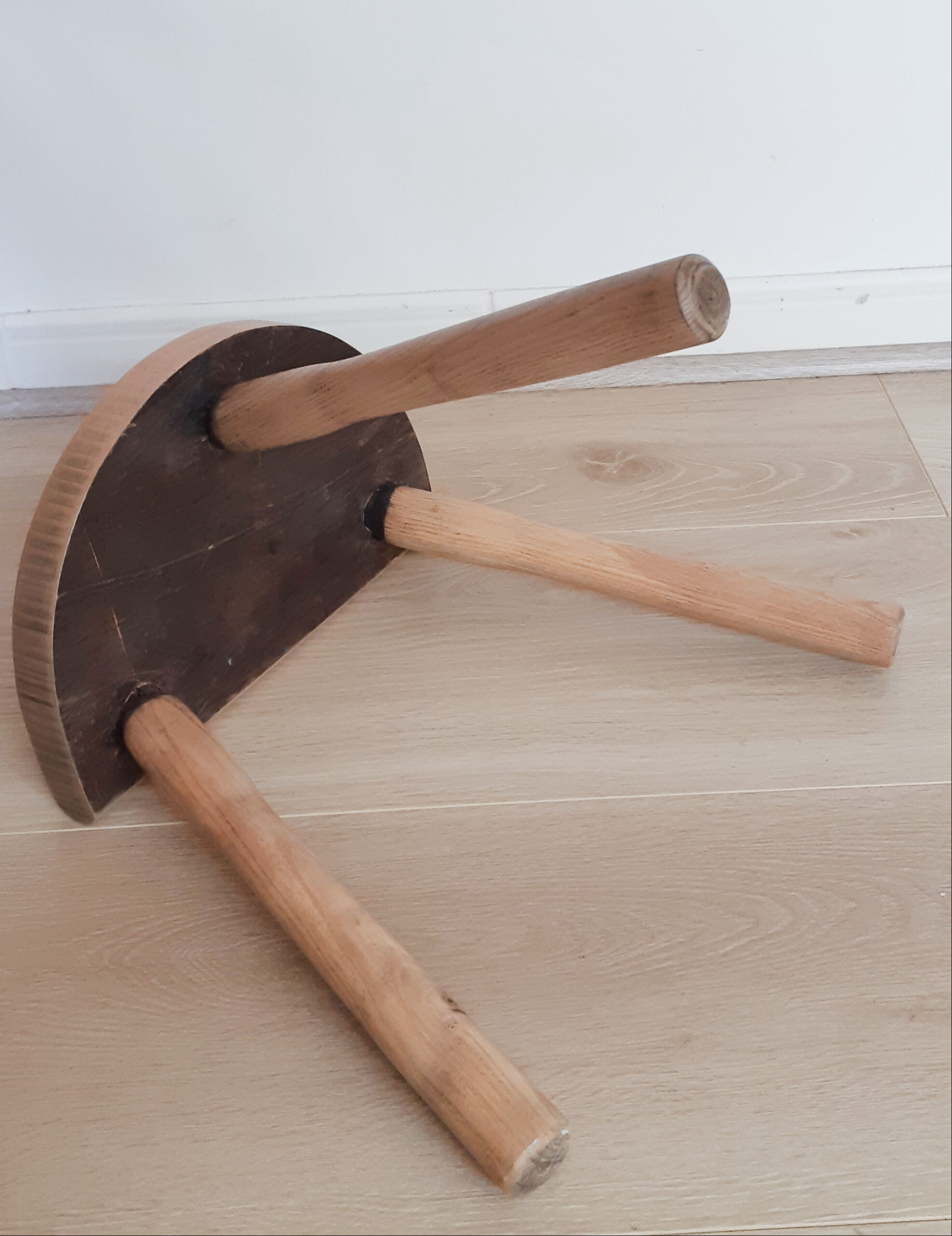 Tripod milking stool